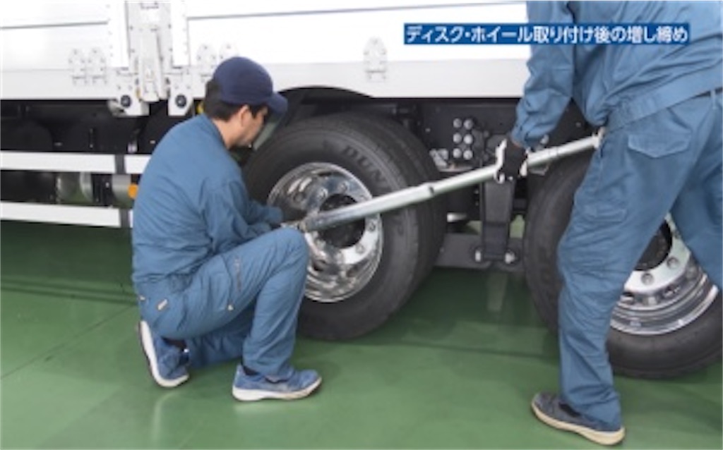 大型トラックのタイヤ交換動画を国土交通省が製作 - MHO
