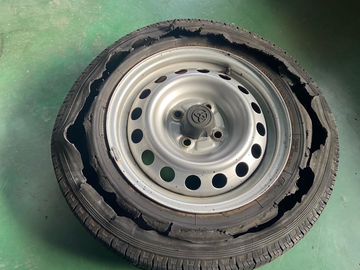 製造年わずか1年経過のタイヤが高速道路でバーストした件について 