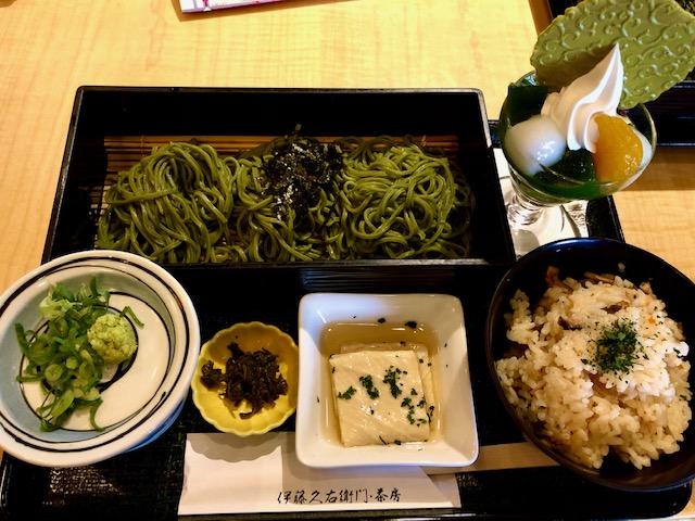 抹茶そばとパフェ