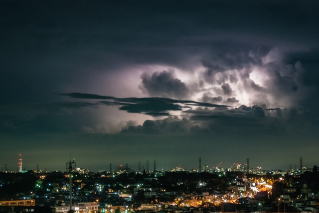 大気中の放電はどのようにして豪雨を引き起こすのでしょうか?