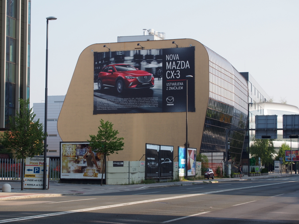 スロベニアで見かけたマツダ車のポスター