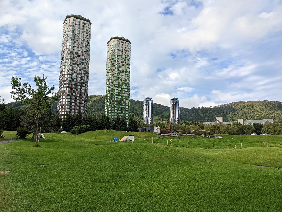 広角でとらえたトマムザタワー