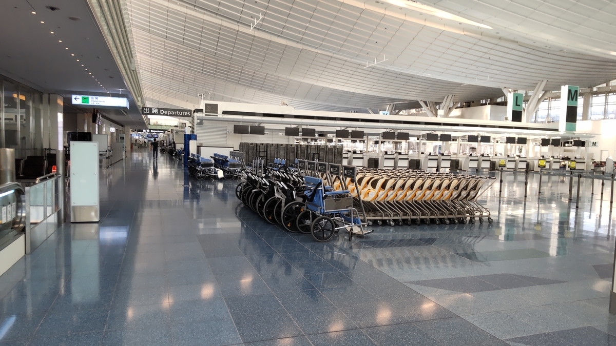 羽田空港第3ターミナルの出発フロア。ほとんどのチェックインカウンターが閉まっている