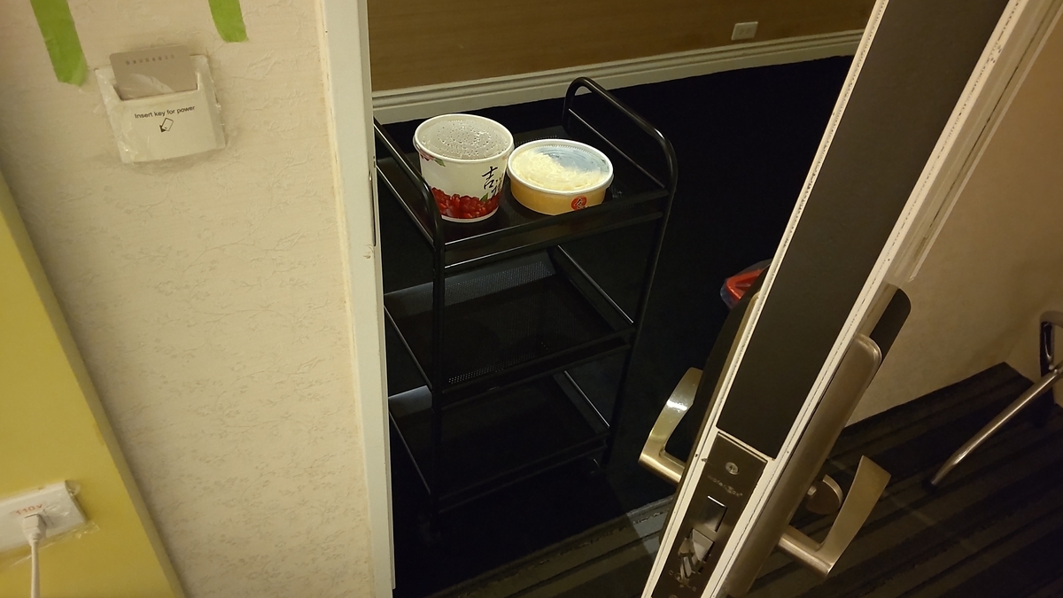 部屋の前に食事が置かれている様子