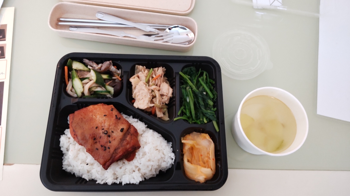 0日目の昼食。米、鶏肉、きゅうりと茸の炒め物、湯葉、空心菜、ザーサイ