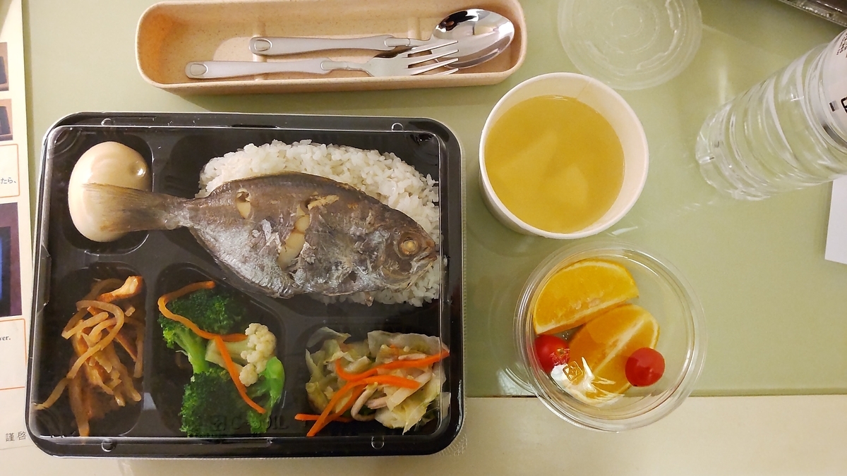 0日目の夕食。米、煮魚、ゆで卵、切り干し大根、ブロッコリーとカリフラワー、キャベツの酢の物