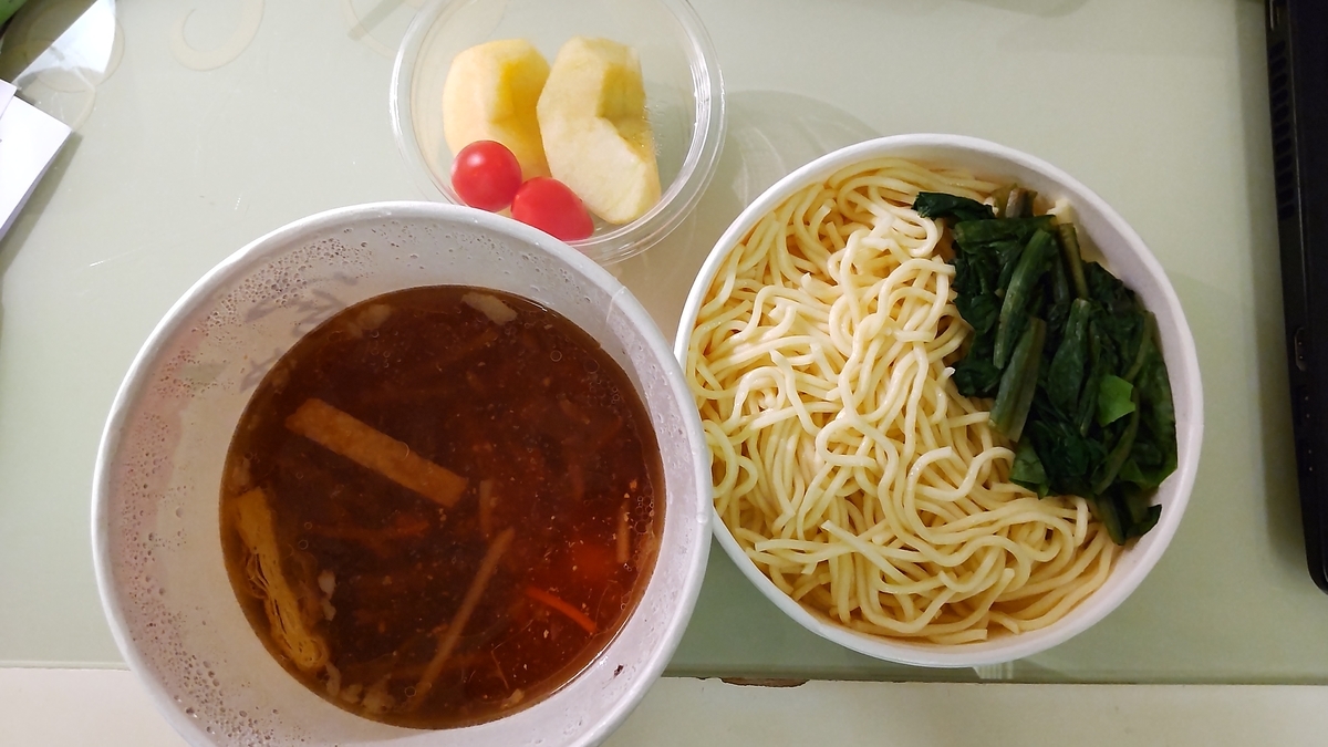 牛すじ入り酸辣湯、うどん、トマト、林檎
