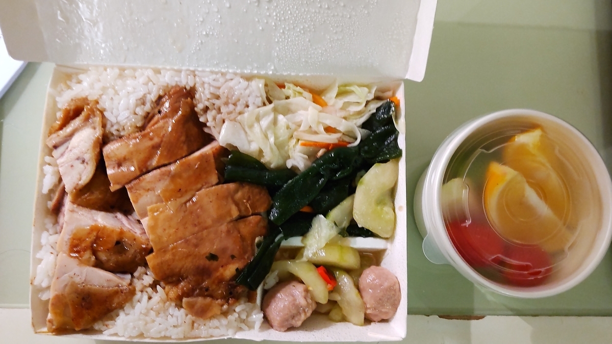 2日目の夕食。米、鶏むね肉のグリル、キャベツの酢の物、昆布、つくねと冬瓜の炒め物、トマト、オレンジ、グァバ