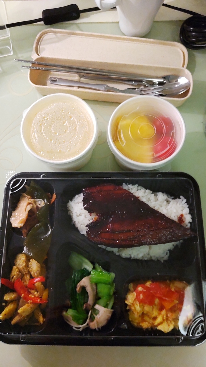 3日目の夕食。米、魚の蒲焼き、湯葉の炒め物、ベビーコーンの炒め物、空心菜と茸の炒め物、炒り卵、筍のスープ、トマト、パイナップル