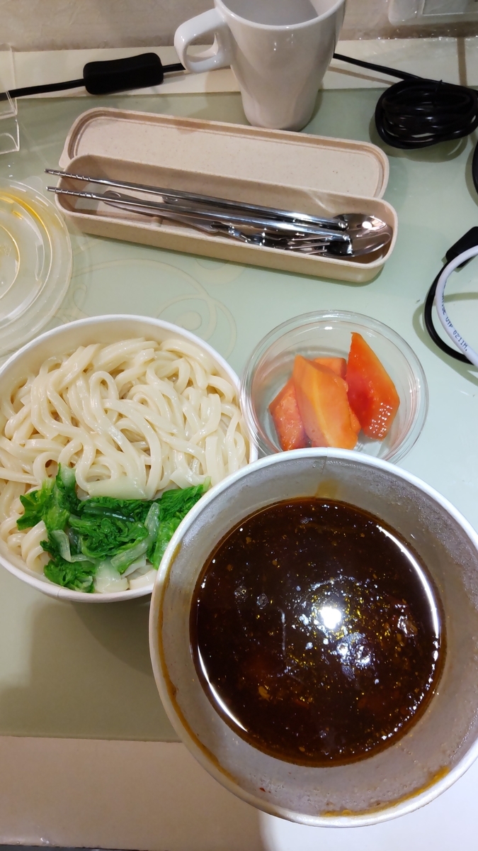 5日目の夕食。うどん、牛筋入りスープ、パパイヤ