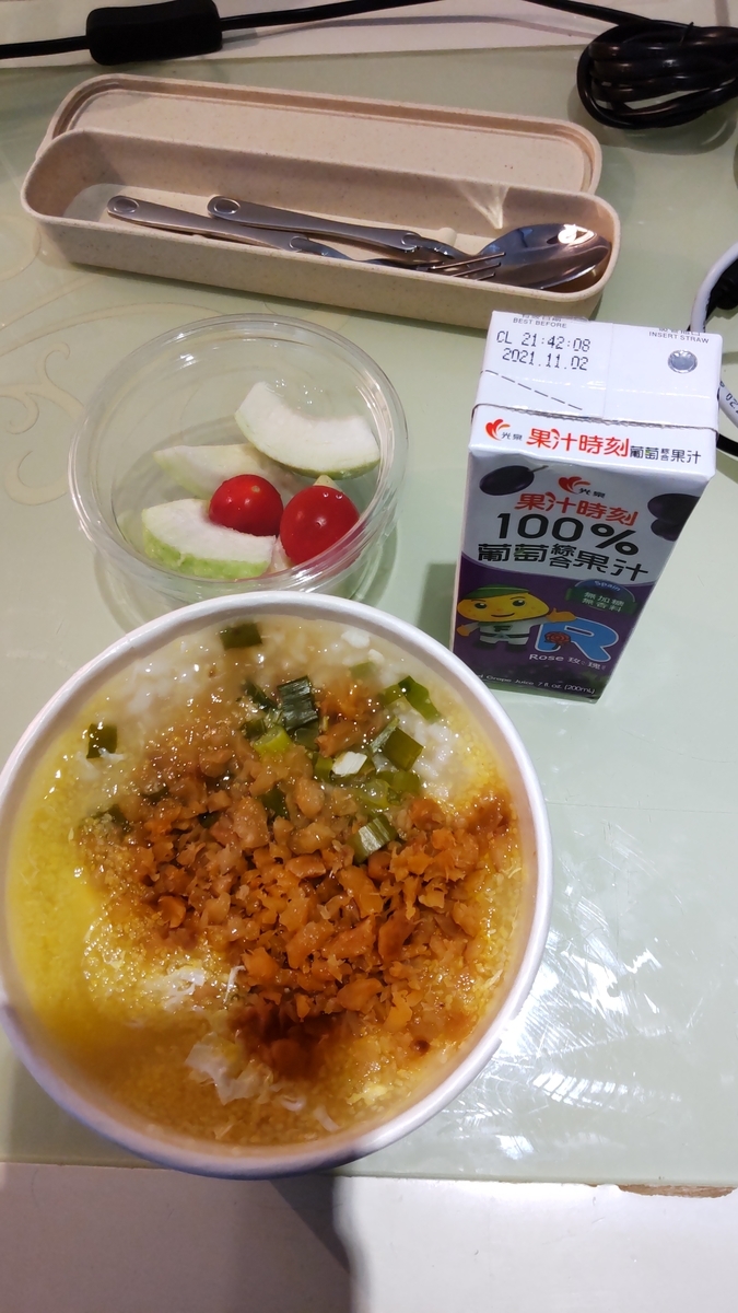 6日目の朝食。豚のそぼろ煮の粥、トマト、グァバ