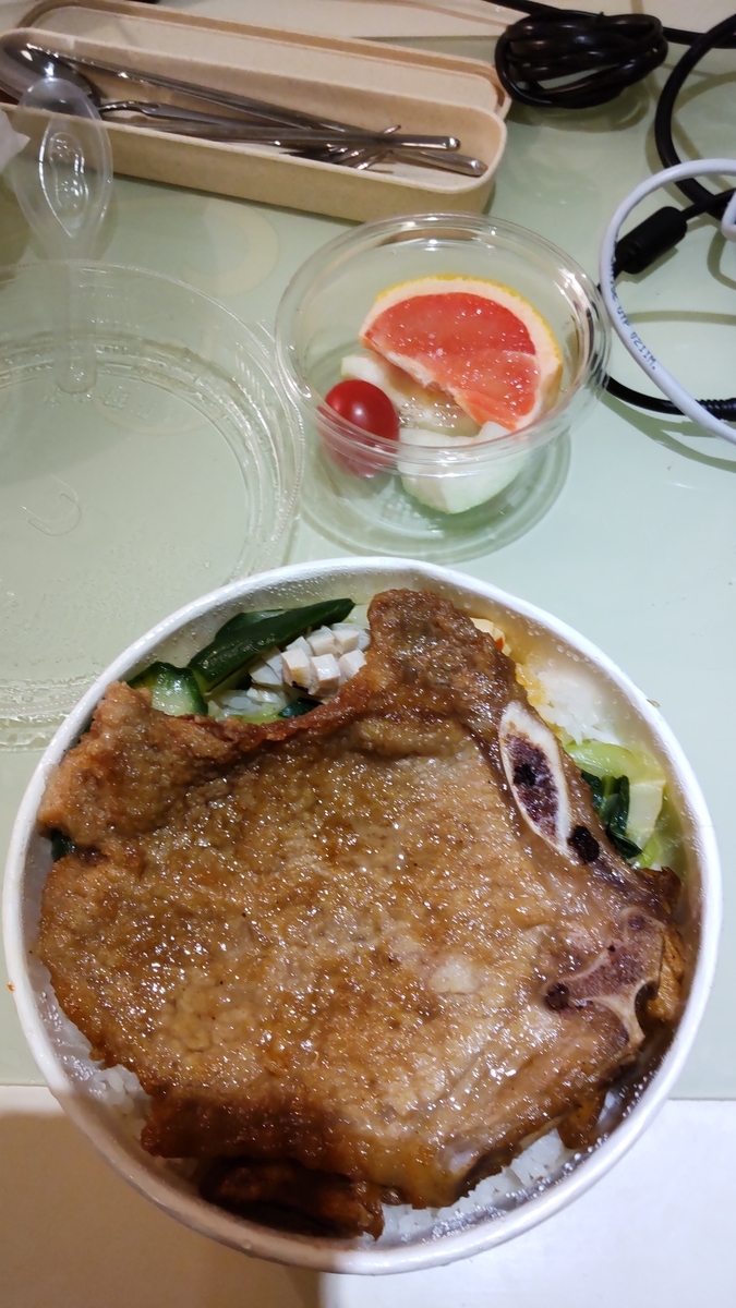 7日目の夕食。米、豚肉の揚げ焼き、胡瓜、イカ、トマト、オレンジ、グァバ