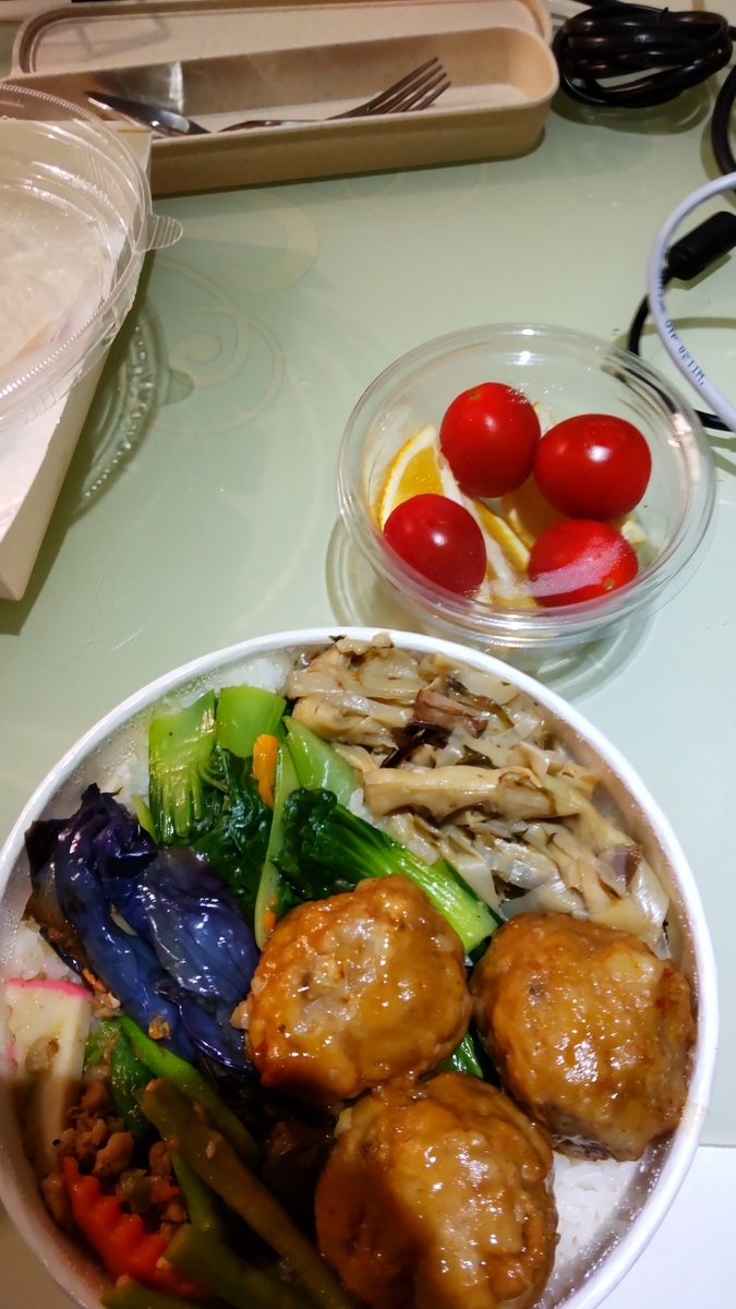 8日目の夕食。米、鶏つくね、空心菜と茄子とかまぼこの炒め物、ザーサイ、トマト、オレンジ