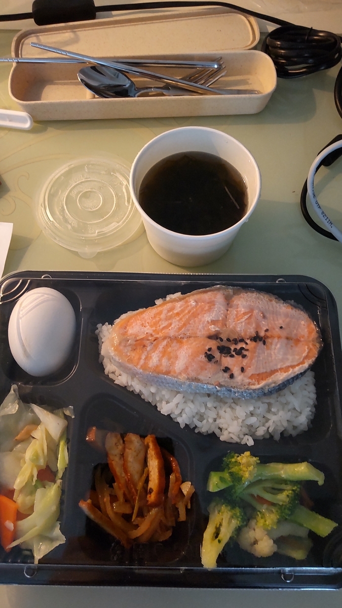 10日目の昼食。米、鮭、ゆで卵、キャベツと人参の炒め物、硬い豆腐の炒め物、ブロッコリーのおひたし、わかめスープ