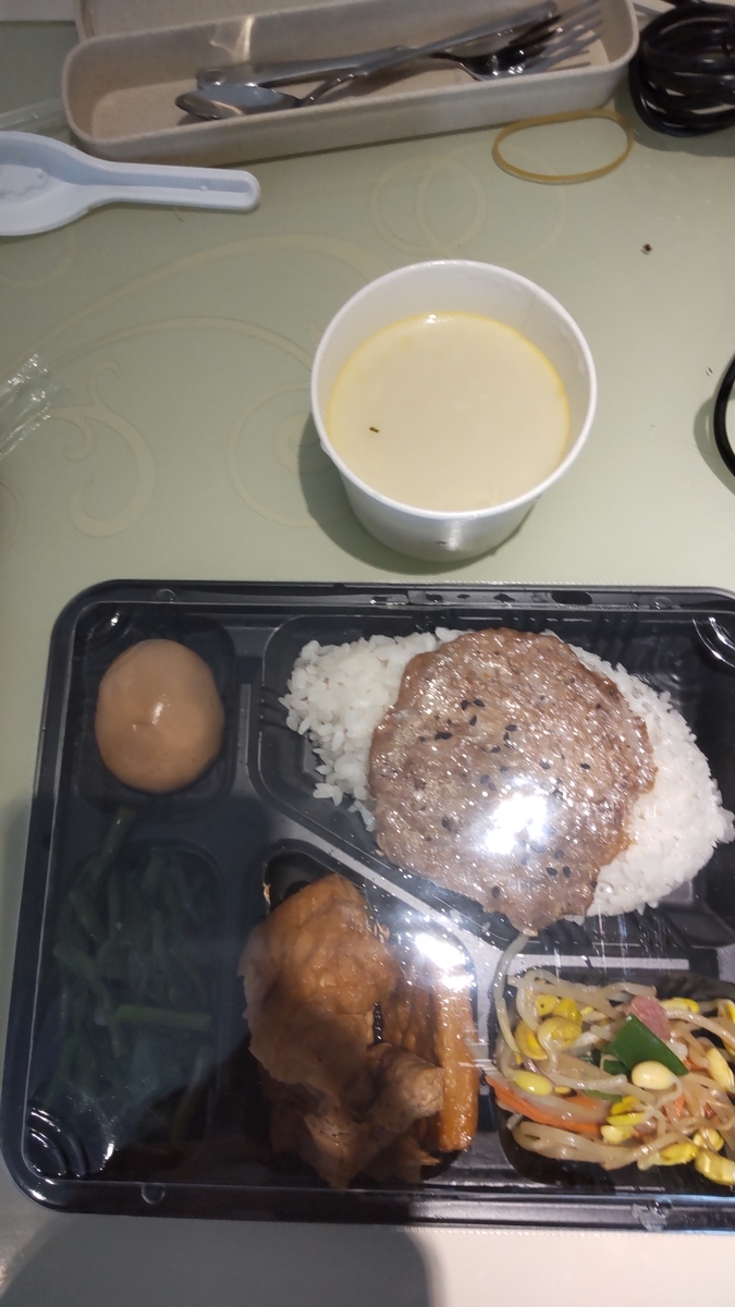 13日目の昼食。米、豚肉のグリル、煮卵、空心菜の炒め物、厚揚げ、もやしの炒め物、コーンスープ