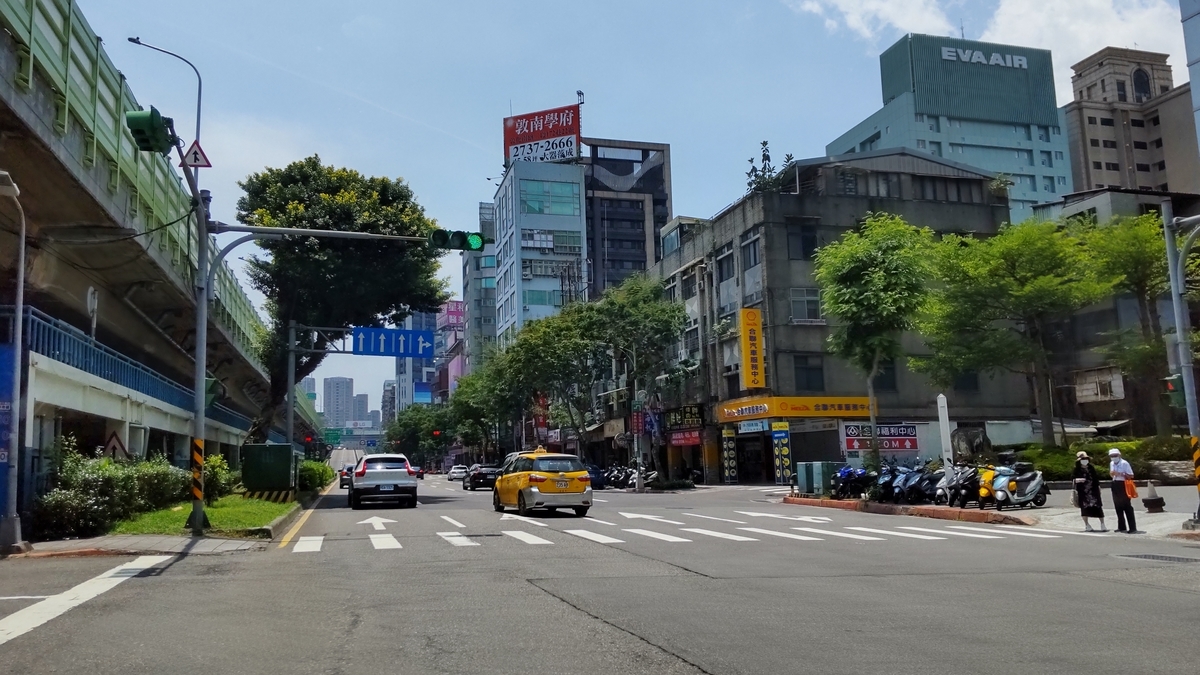 台北市内、松江南京駅付近