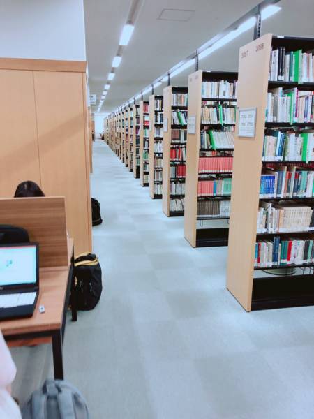 大阪大学の図書館の内部