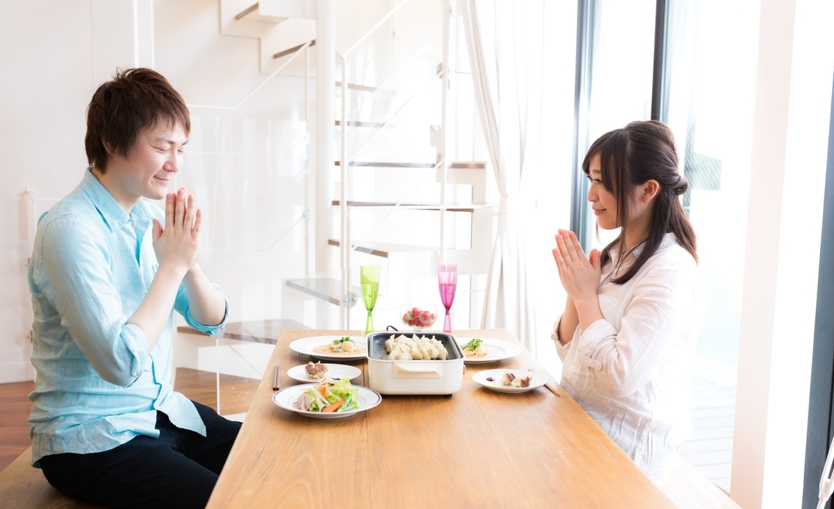 食事をする夫婦