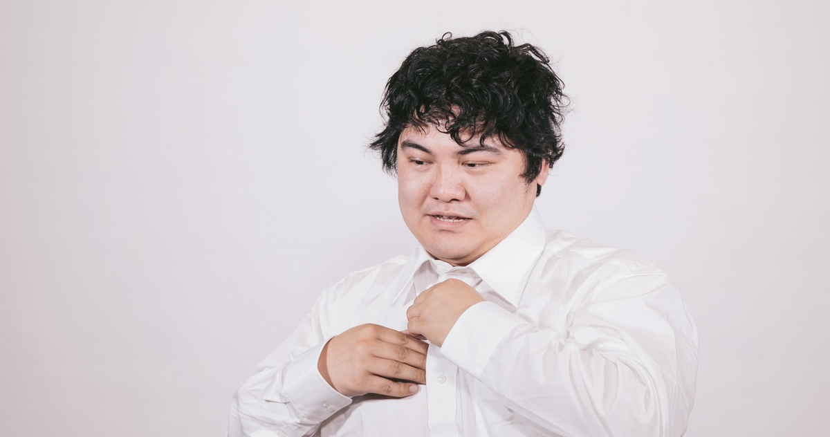 ネクタイに手をかける男性