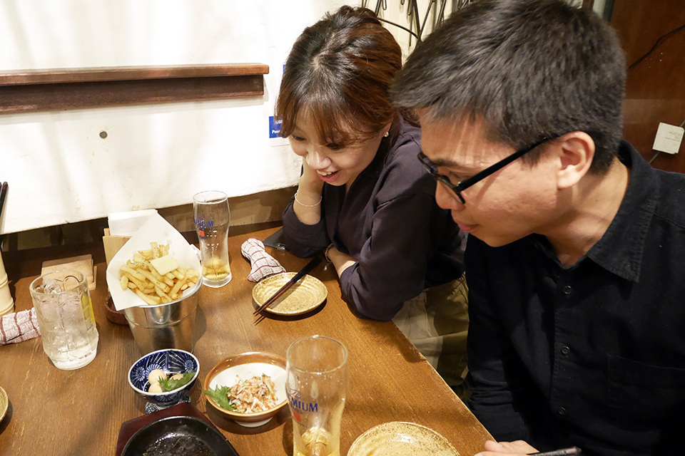 f:id:tentsu_media:20180417190802j:plain たこわさも日本に来てはじめて食べたよね…と話すムーンさんとミゲルさん