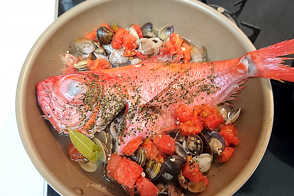 f:id:tentsu_media:20180531154500j:plain フライパン&魚&ローリエ