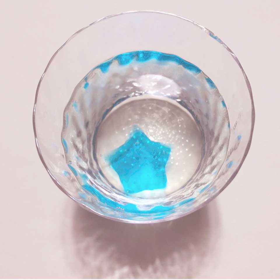 f:id:tentsu_media:20180709180633j:plain 星のかき氷シロップゼリーを浮かべた日本酒