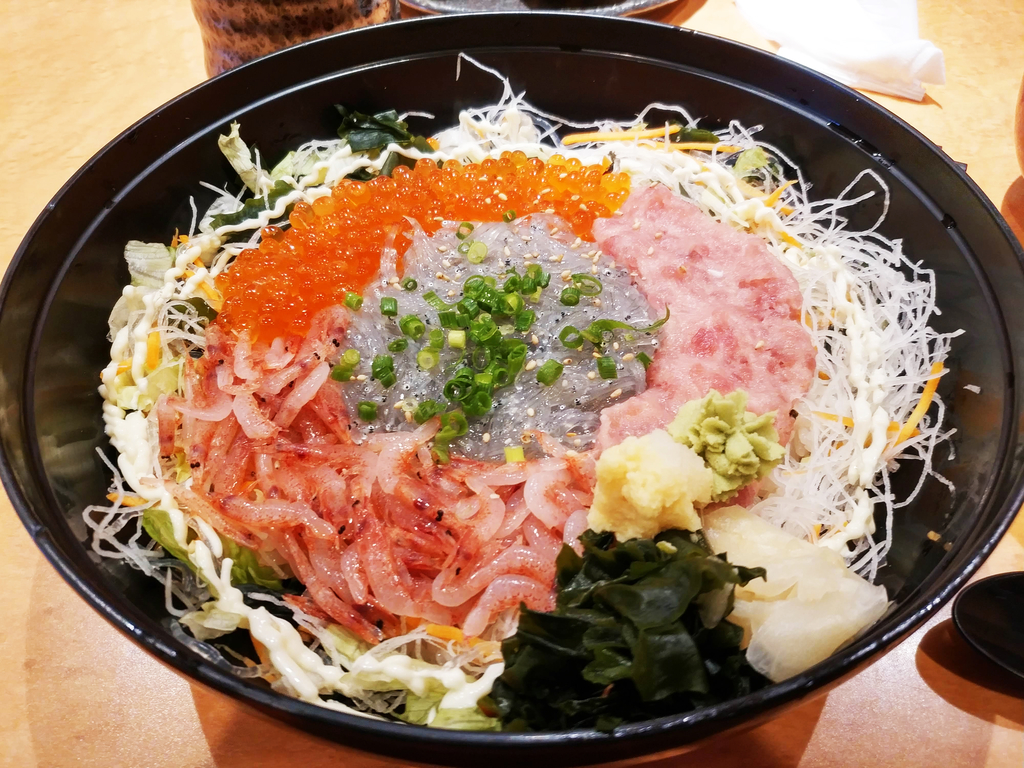 f:id:tentsu_media:20181114171613j:plain 生しらす4色丼