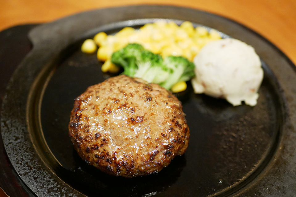 f:id:tentsu_media:20190618175645j:plain レッドロブスター沖縄国際通り店限定メニュー・アグー豚と石垣和牛のハンバーグ