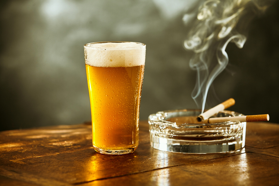 f:id:tentsu_media:20190619185548j:plain ビールとタバコ