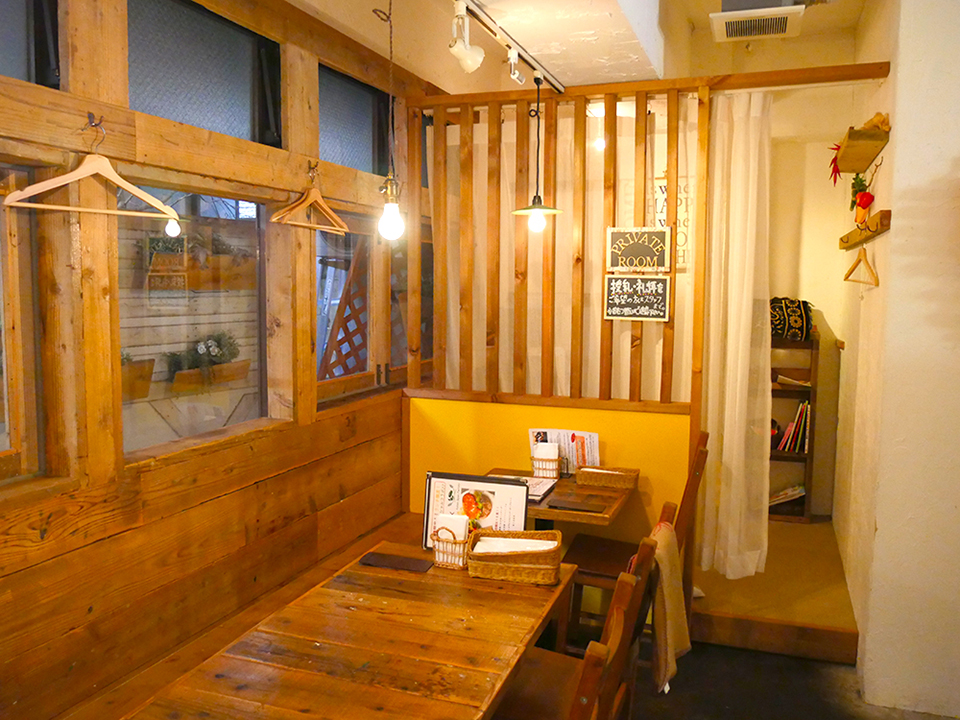 f:id:tentsu_media:20190621162516j:plain プランポーネ店内。礼拝のスペースも完備。
