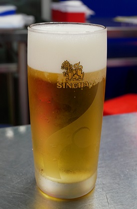 f:id:tentsu_media:20190626202621j:plain タイ屋台999 新宿店 シンハー生ビール シンハーサーバー