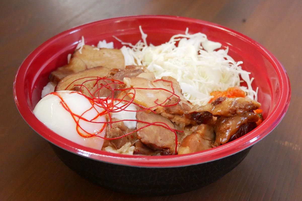 f:id:tentsu_media:20200221135948j:plain キッチンカーで販売するチャーシュー丼