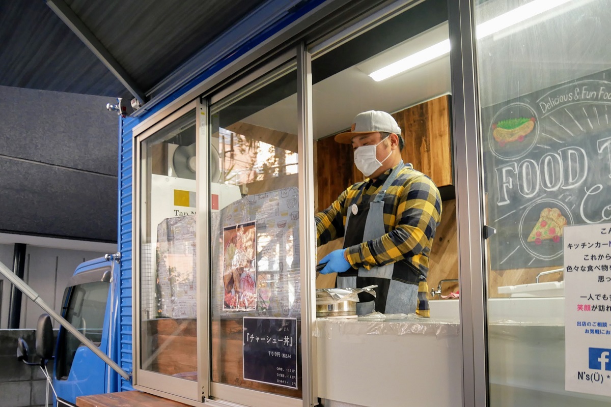 f:id:tentsu_media:20200221135951j:plain キッチンカーで調理する様子