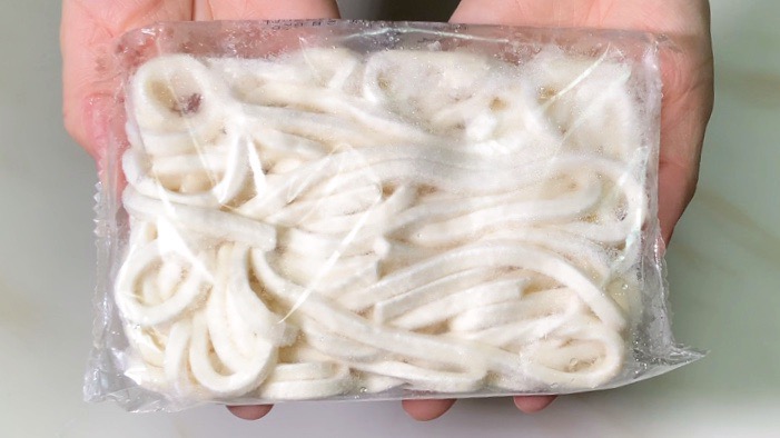 絶対ハマる 混ぜるだけで悪魔的美味しさ 釜玉塩バターうどん の作り方 てぬキッチン