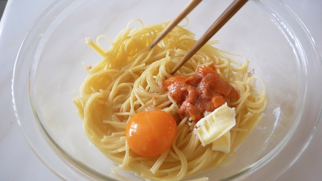 超簡単 混ぜるだけ 市販パスタソースを濃厚クリーミーにアレンジ 明太子カルボナーラ の作り方 てぬキッチン
