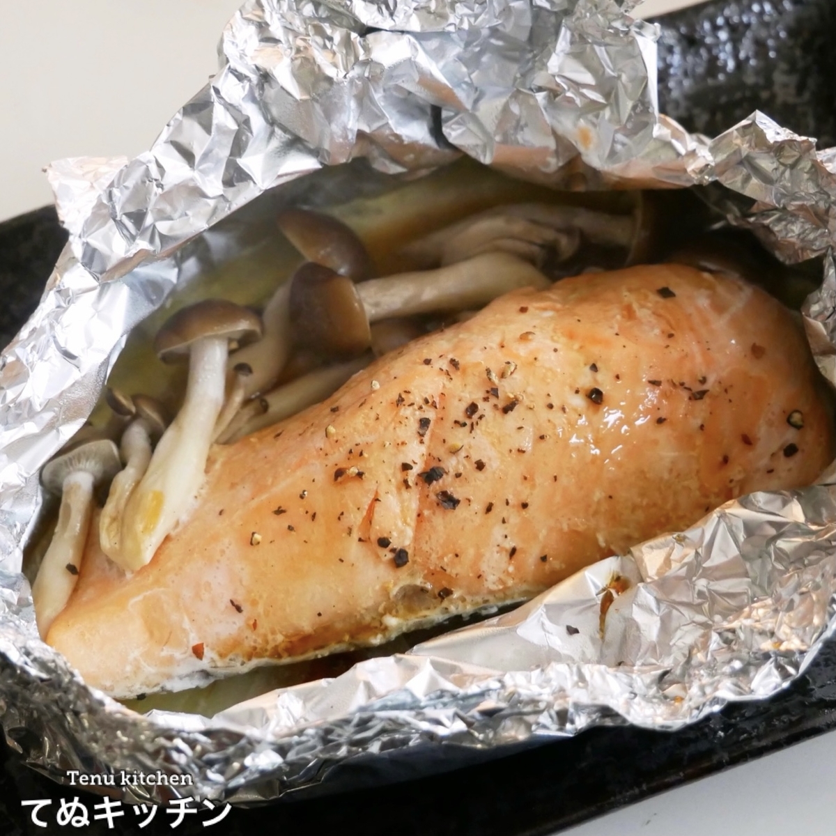 簡単定番の味とやみつき味の２種紹介 フライパンで速攻できるのに美味しすぎる 鮭のホイル焼き の作り方 てぬキッチン