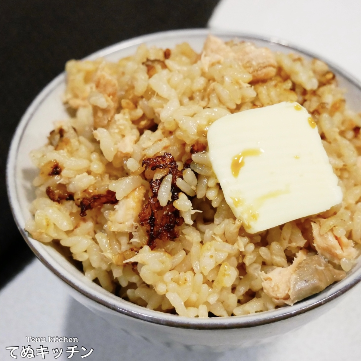 鮭をのせてただ炊くだけなのにマジで美味し過ぎて止まりません 鮭のやみつき炊き込みご飯 の作り方 てぬキッチン