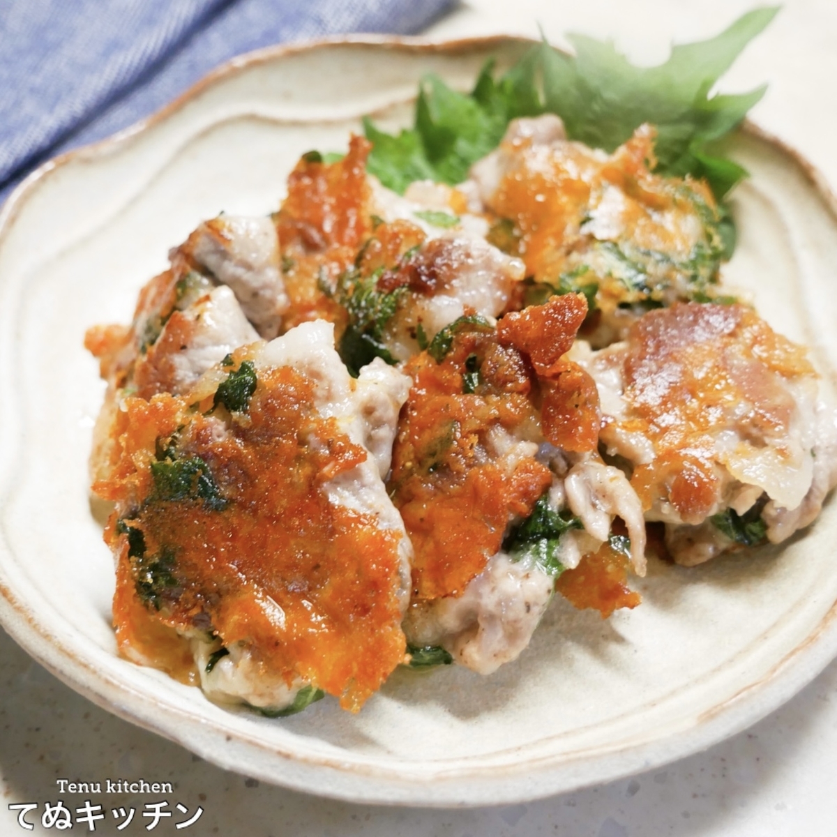 ただポリ袋で混ぜて焼くだけ ジューシーでめっちゃ美味しい カリカリ豚こまチーズ の作り方 てぬキッチン