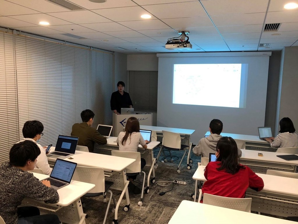 f:id:teppei-studio:20190127235805j:plain 社内のセミナールームにて、十数人集まった社員の前で説明をする筆者の写真