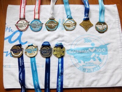 「10個のサロマ湖100kmウルトラマラソンの完走メダル」の画像