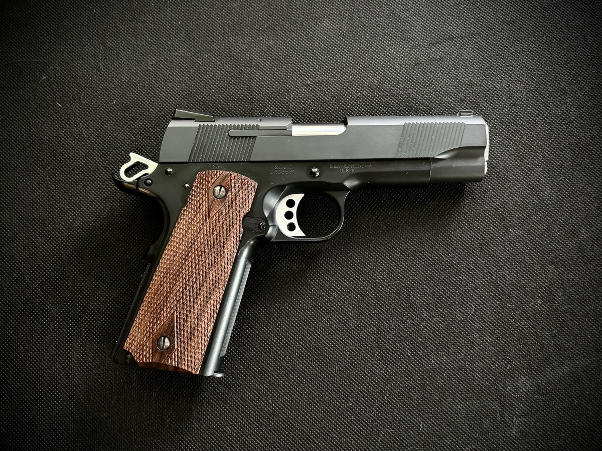 一目惚れしたコマンダー - 探偵のピストル事情