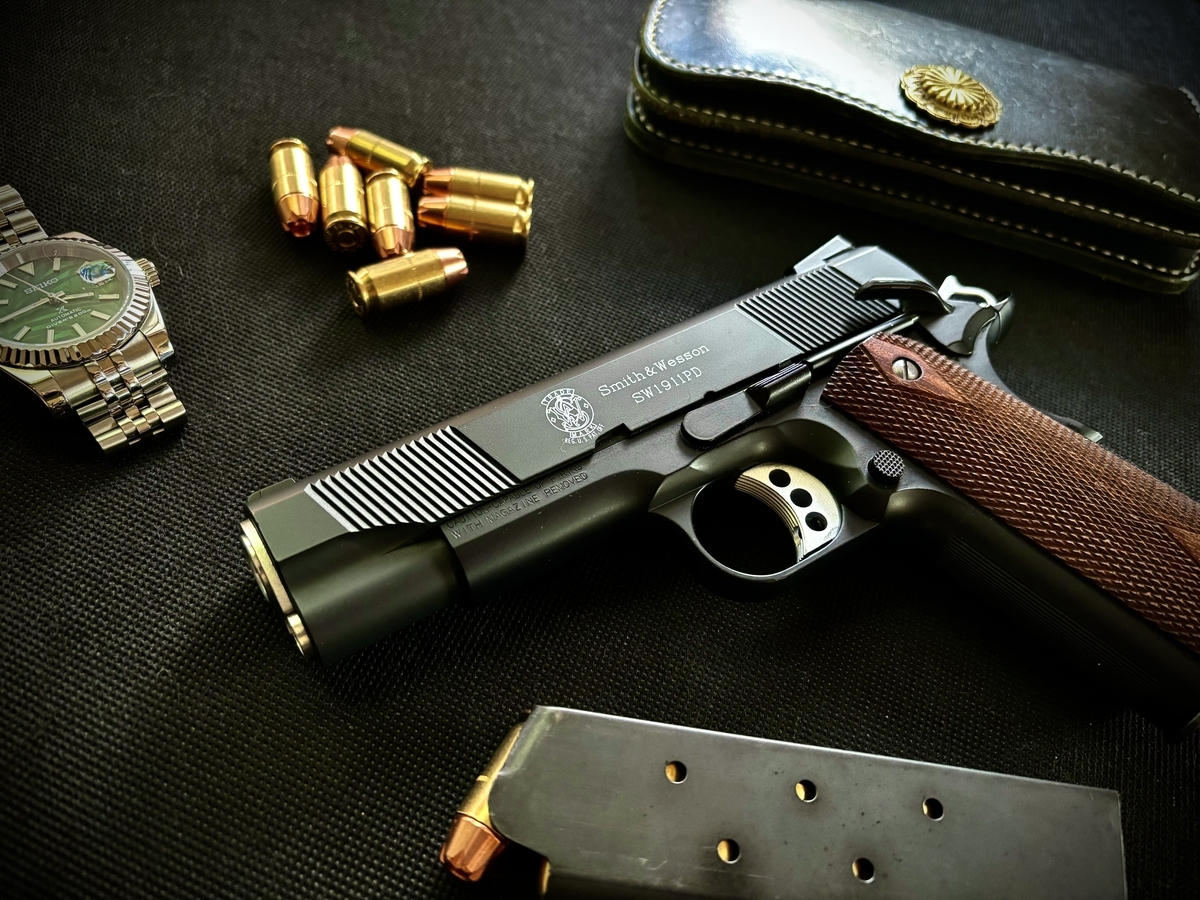 一目惚れしたコマンダー - 探偵のピストル事情