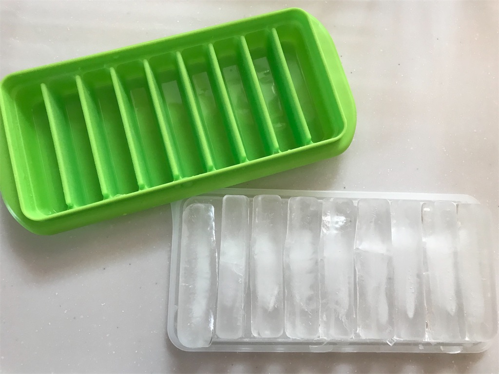 ニトリの細長い製氷皿が 最強の保冷力 水筒や直飲みマグに入れてみて ままここmamacoco