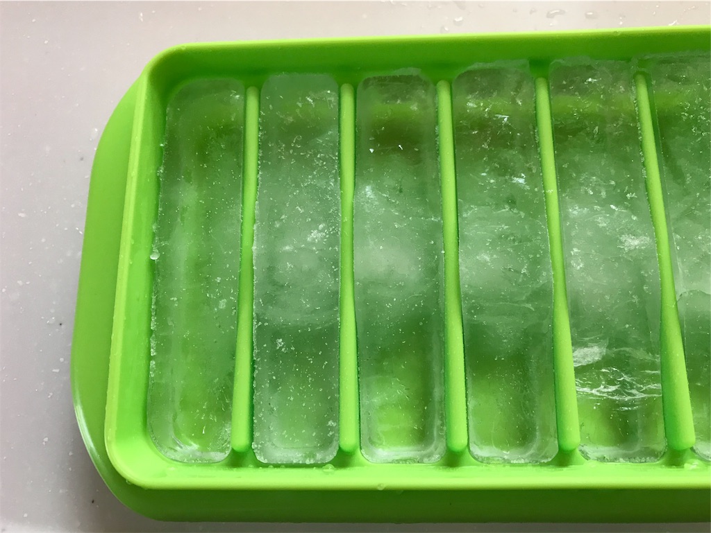 ニトリの細長い製氷皿が 最強の保冷力 水筒や直飲みマグに入れてみて ままここmamacoco