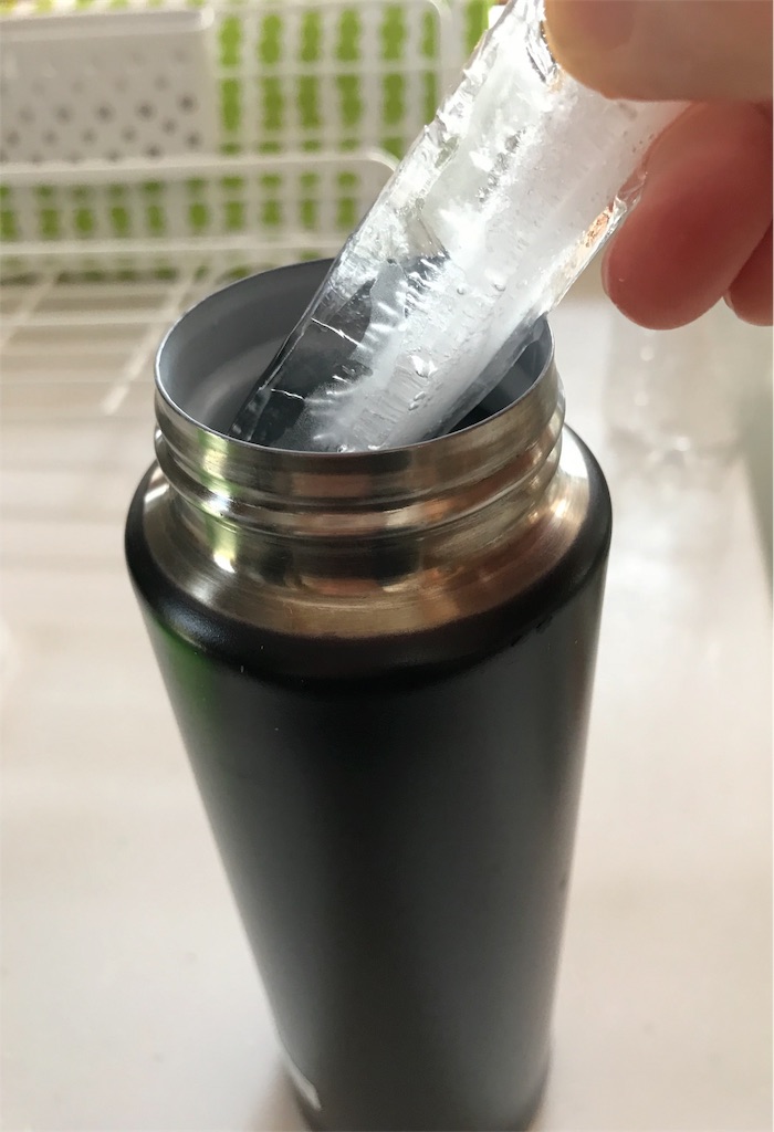 ニトリの細長い製氷皿が 最強の保冷力 水筒や直飲みマグに入れてみて ままここmamacoco
