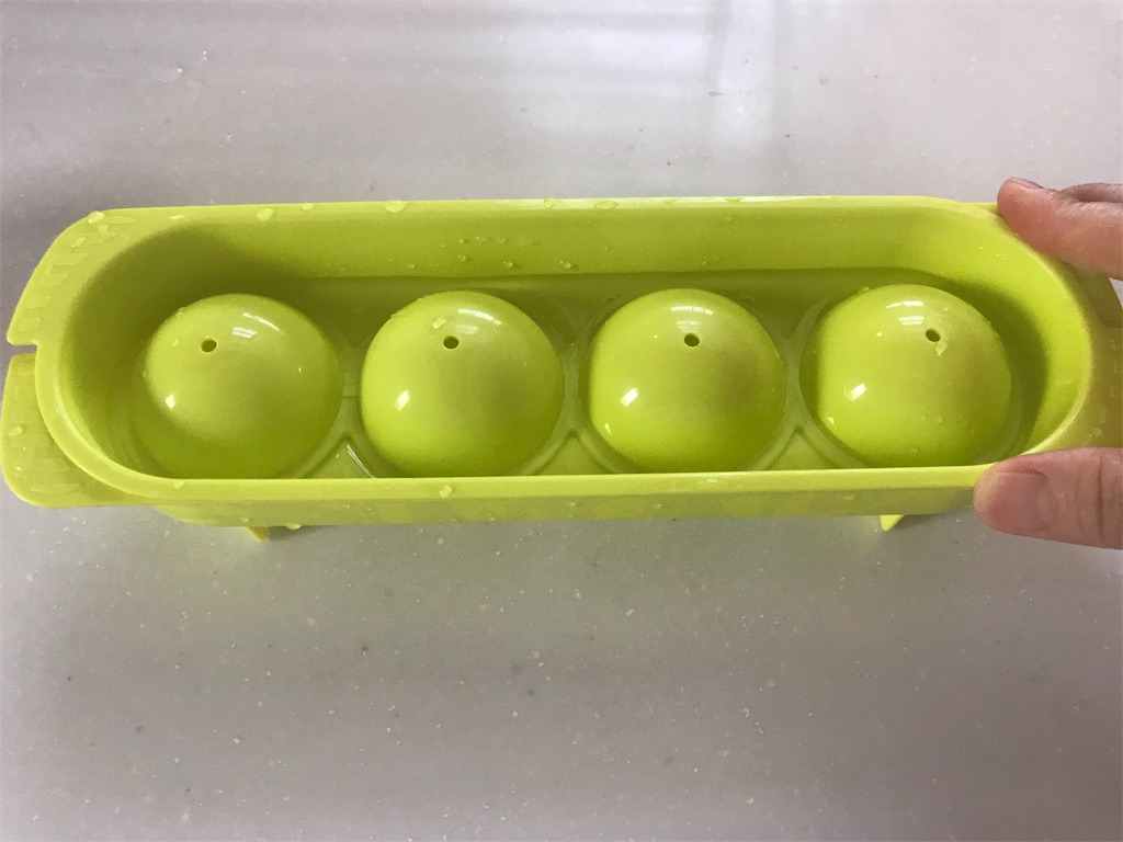 ニトリの大きな丸氷を一度に4つも作ることができる製氷皿 ままここmamacoco