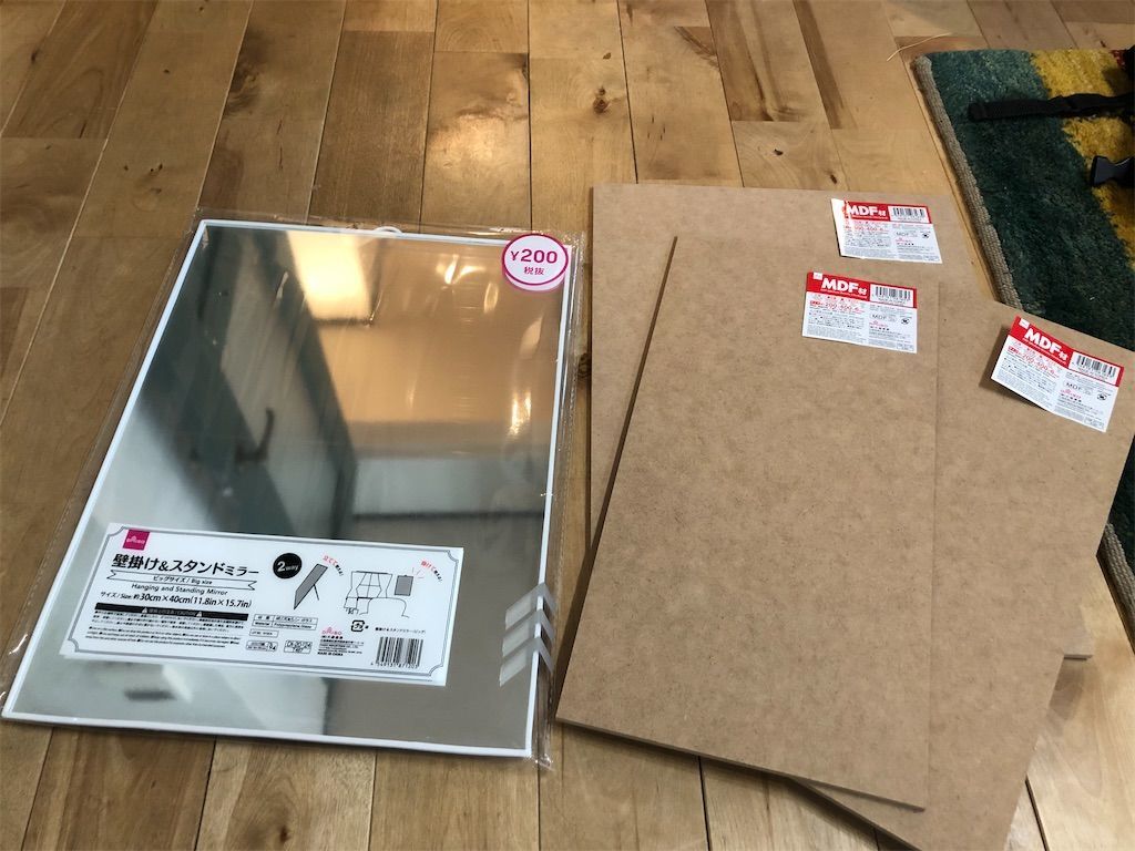 ダイソーの鏡と木の板