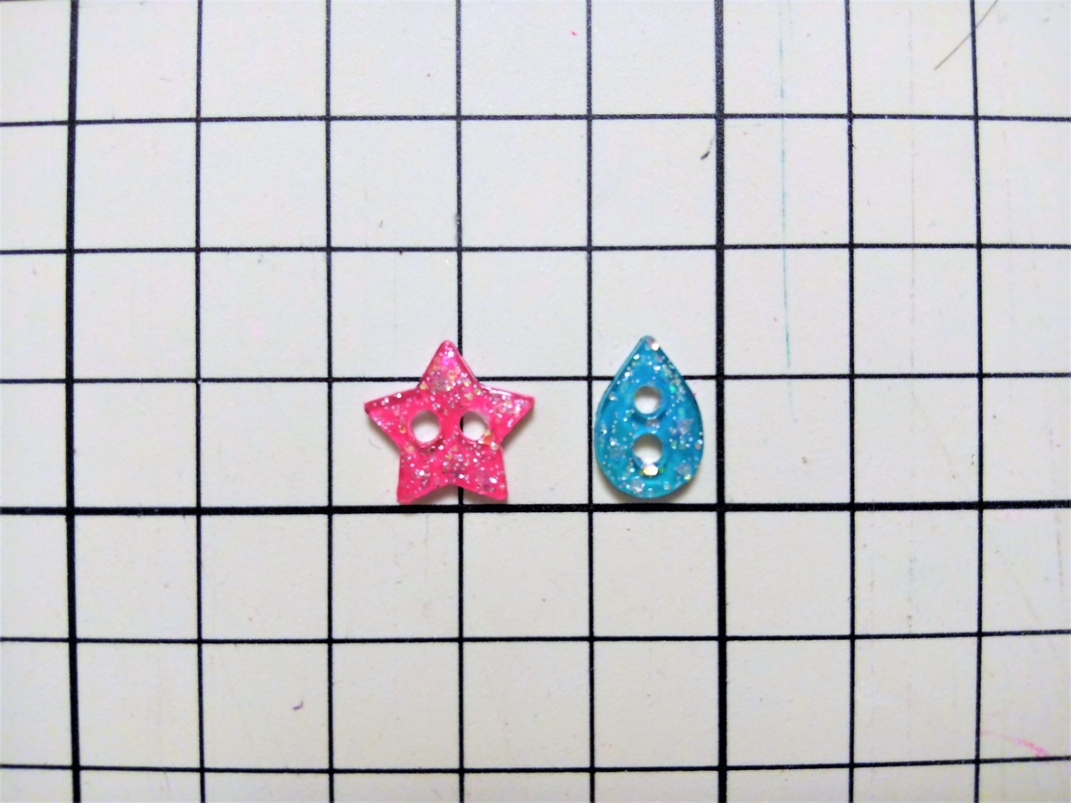 ラメ透明のマニキュアを塗る