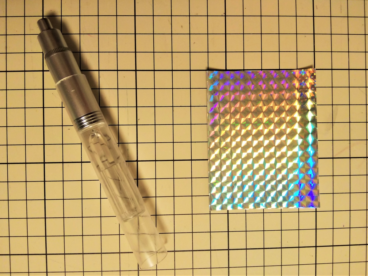 キラキラ折り紙を筒に入れる