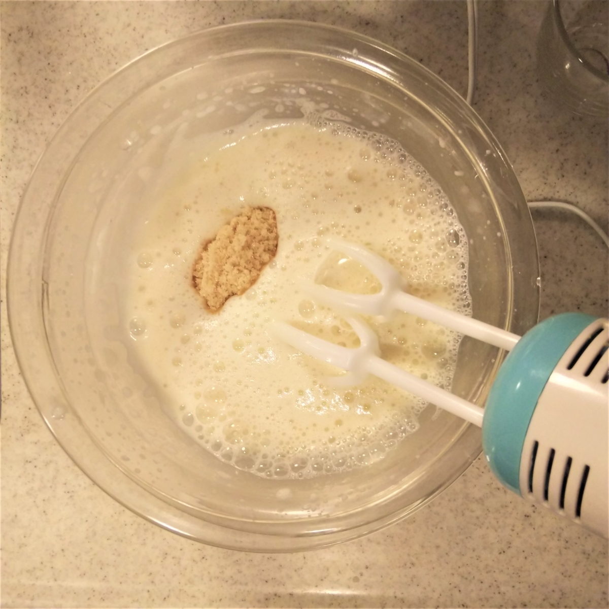 砂糖を入れて泡立てる